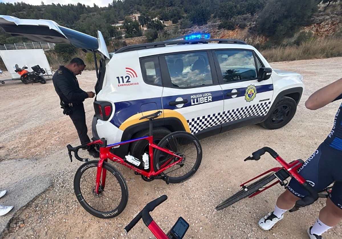 Diez ciclistas de un equipo profesional son multados por saltarse un semáforo en rojo