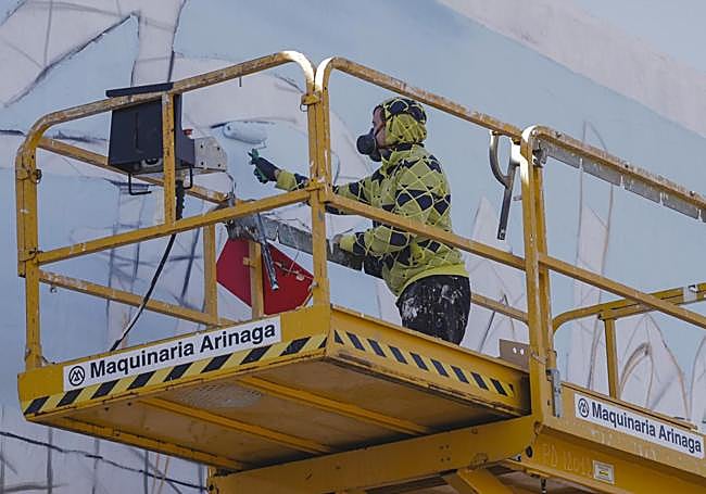 Richard Santana pintando el mural el pasado martes.