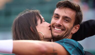 Lorenzo Musetti, junto a su pareja esta temporada.