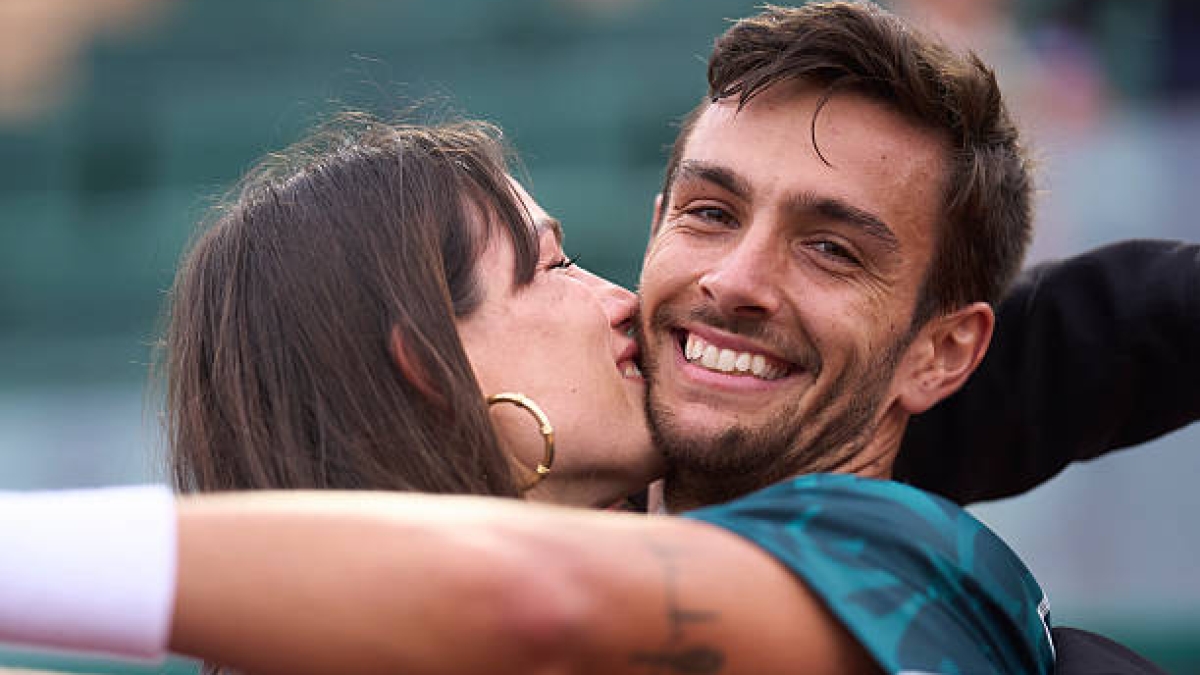 Lorenzo Musetti, junto a su pareja esta temporada.