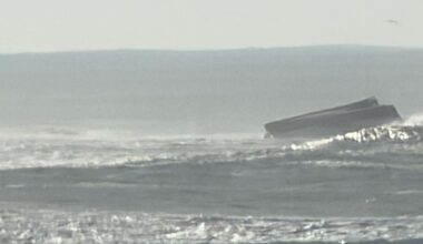 Tres desaparecidos y dos rescatados al volcar un pesquero en Camiña