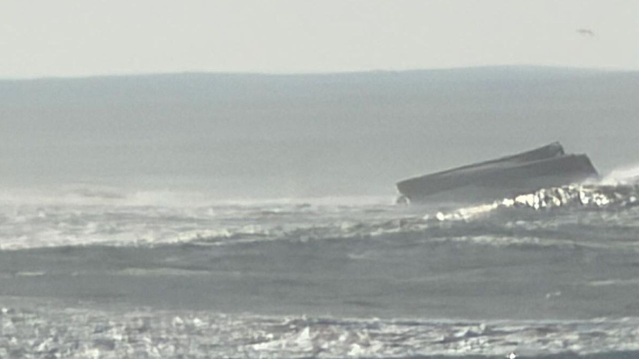 Tres desaparecidos y dos rescatados al volcar un pesquero en Camiña