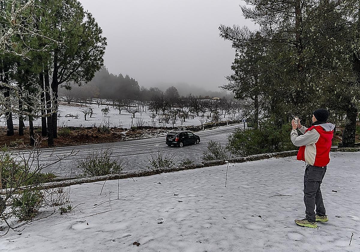 Anatomía de una portada: cómo se hizo la foto de la nieve que dejó Emilia