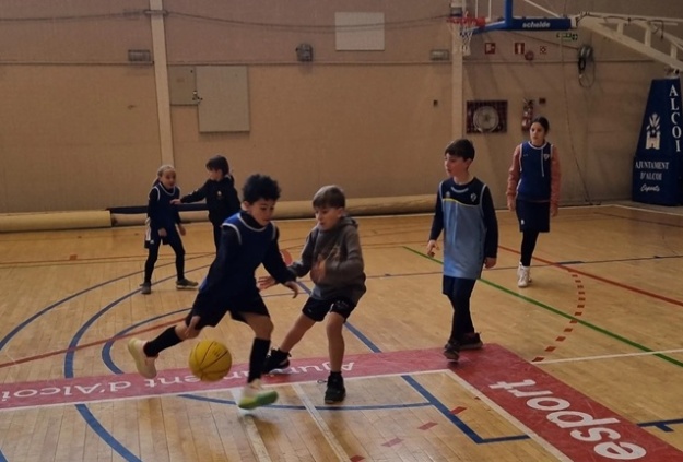 niños y niñas jugando a baloncesto