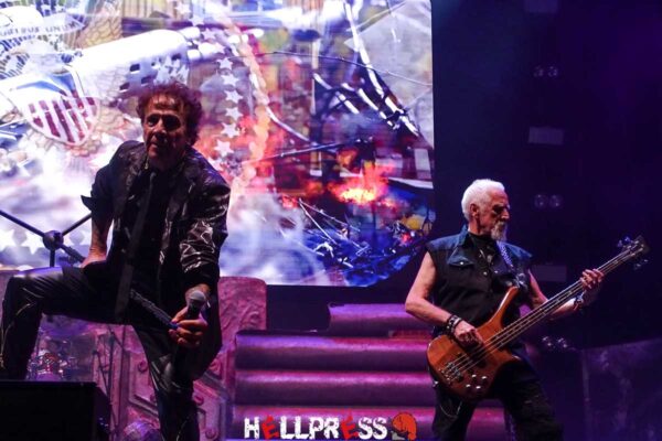 Actuación de los miembros clásicos de Obús en Madrid