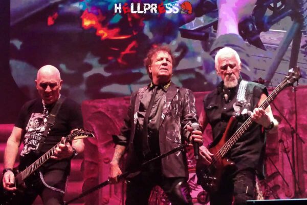 Directo de los miembros clásicos de Obús en Madrid