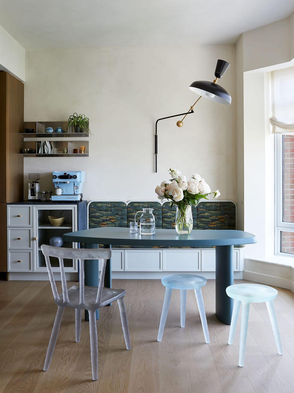 una casa con arte y estilo eclectico y artesanal de cochineal design studio