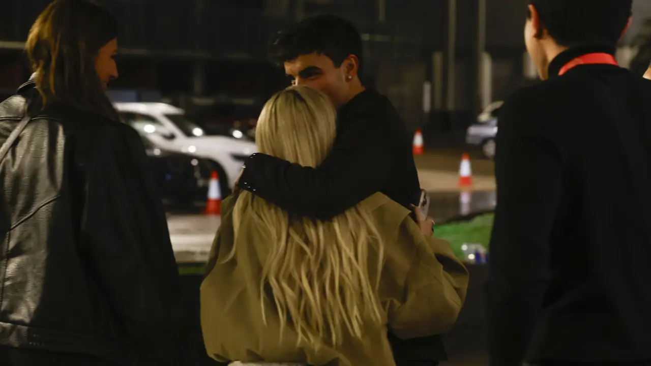 El beso de Óscar Casas y Ana Mena a la salida de los Billboard en Madrid