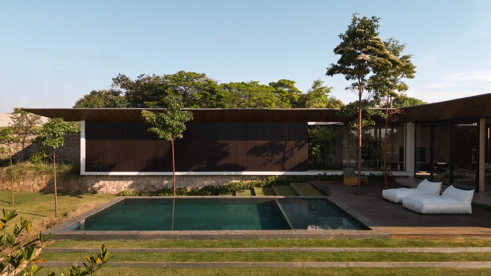 casa con piscina y jardin fachada de madera