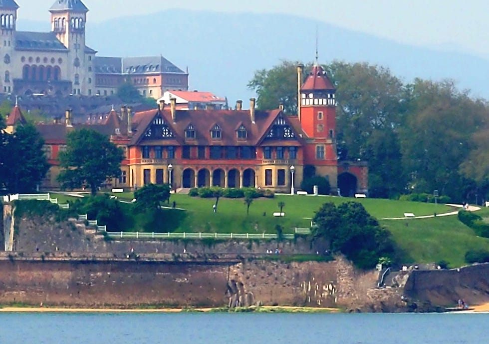 palacio de miramar, junto a la playa de la concha, san sebastian, pais vasco