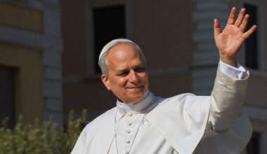 El papa León XIV saluda desde el papamóvil