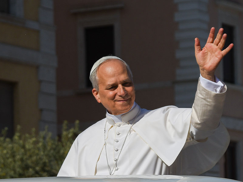 El papa León XIV saluda desde el papamóvil