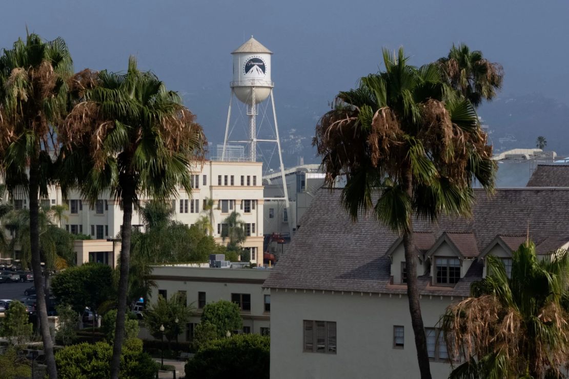 Una vista aérea muestra la torre de agua de Paramount en los estudios de Paramount en Los Ángeles, California, el 5 de agosto.