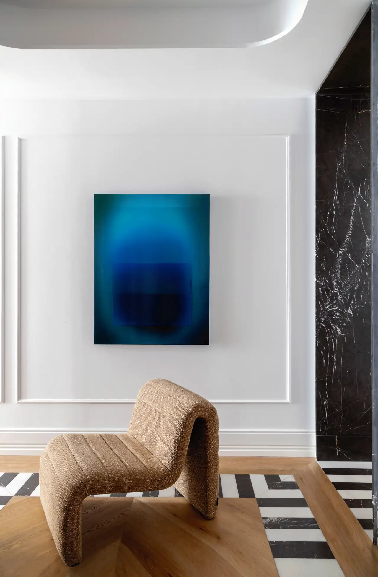 Pared con molduras y cuadro azul 