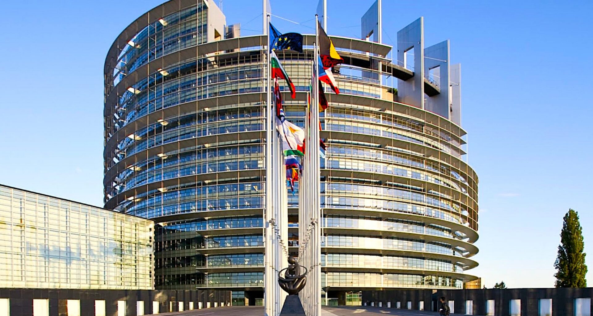 España calla, pero seis países de la UE piden levantar el veto al motor de combustión en 2035: temen un “desierto industrial”