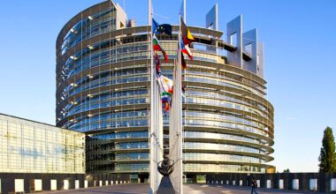 España calla, pero seis países de la UE piden levantar el veto al motor de combustión en 2035: temen un “desierto industrial”