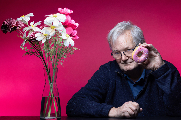 Martin Parr posa durante una sesión de fotos en París, el 31 de octubre de 2025.