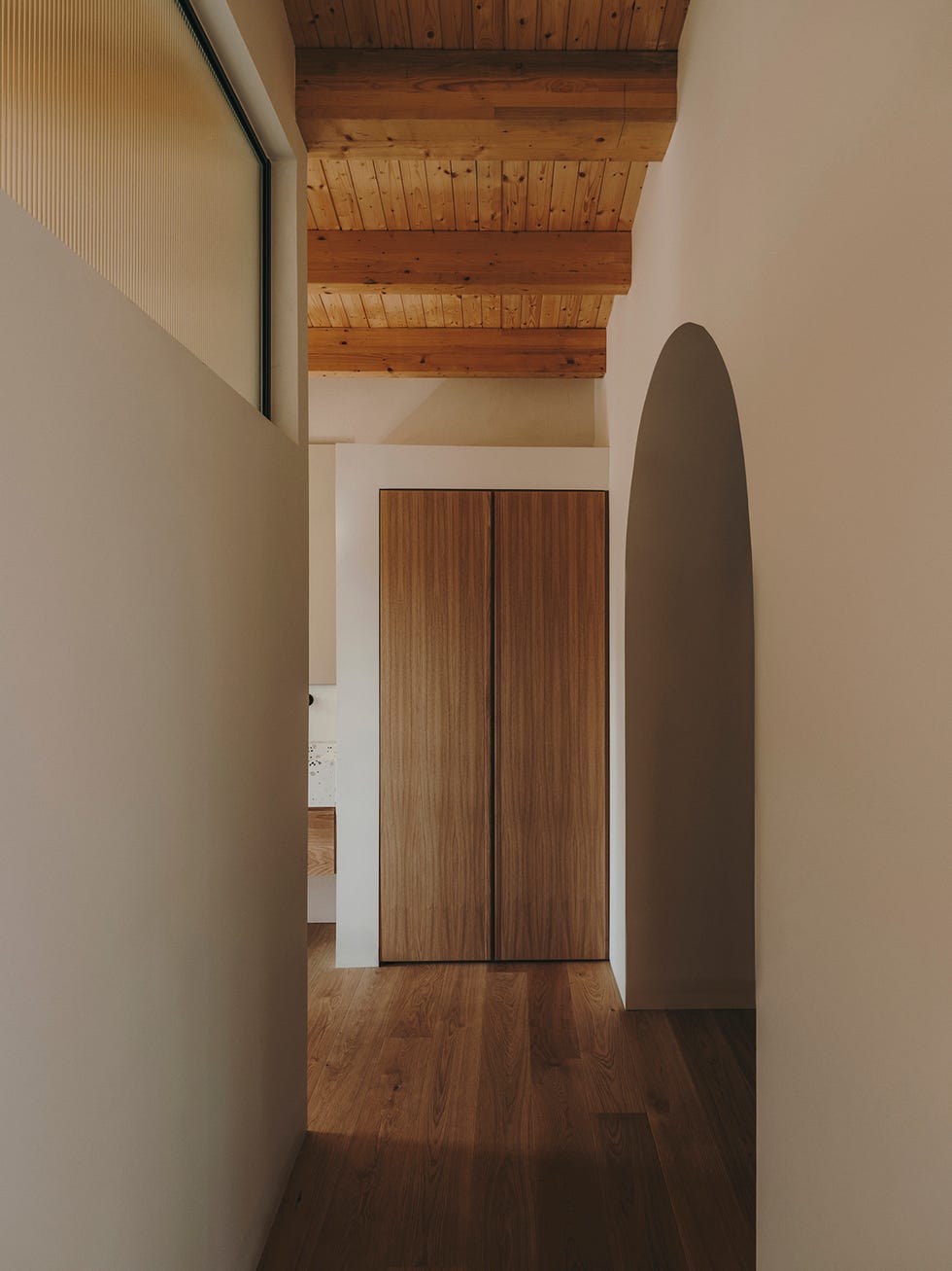 una casa de campo reformada con decoracion moderna y limpia de forma arquitectura