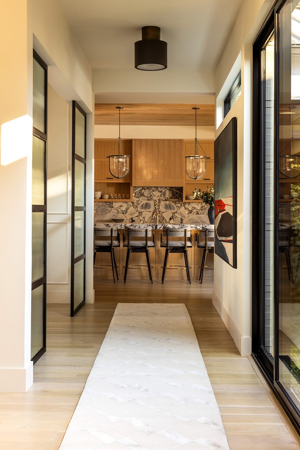 una casa clasica moderna decorada por mel bean