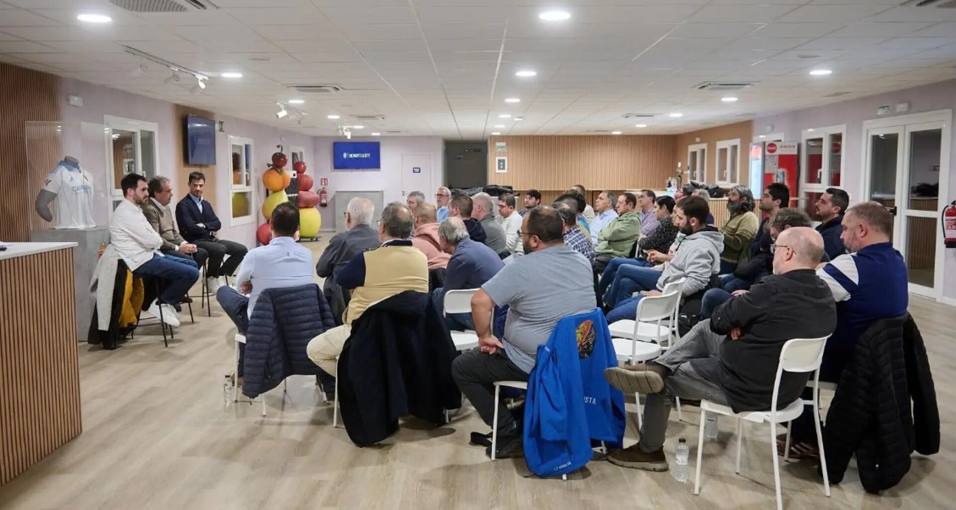 Juan Forcén asegura a las peñas del Real Zaragoza que la SAD va a aportar los 10 millones por La Romareda