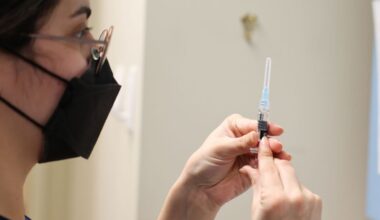 Un experto en microbiología alerta sobre la llegada de la gripe: "La vacunación es la barrera más eficaz"