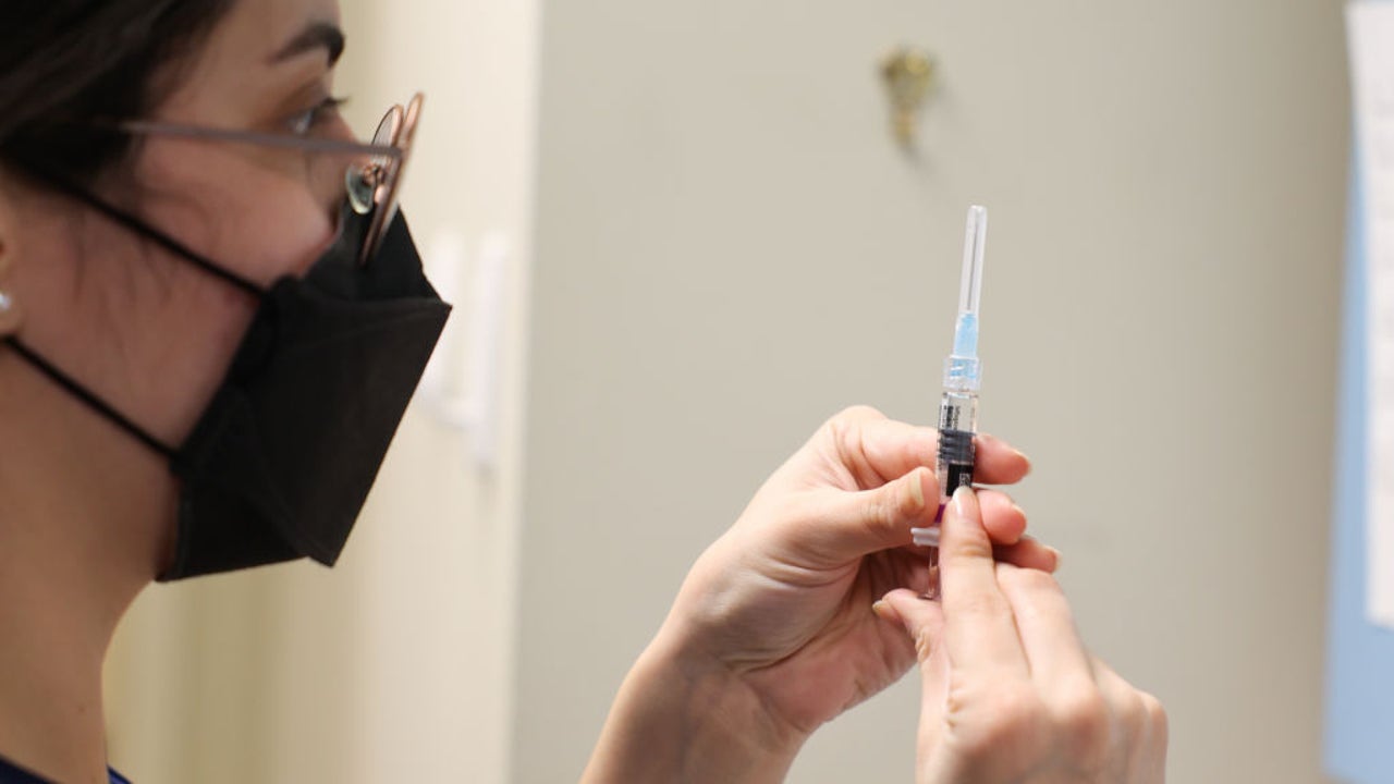 Un experto en microbiología alerta sobre la llegada de la gripe: "La vacunación es la barrera más eficaz"