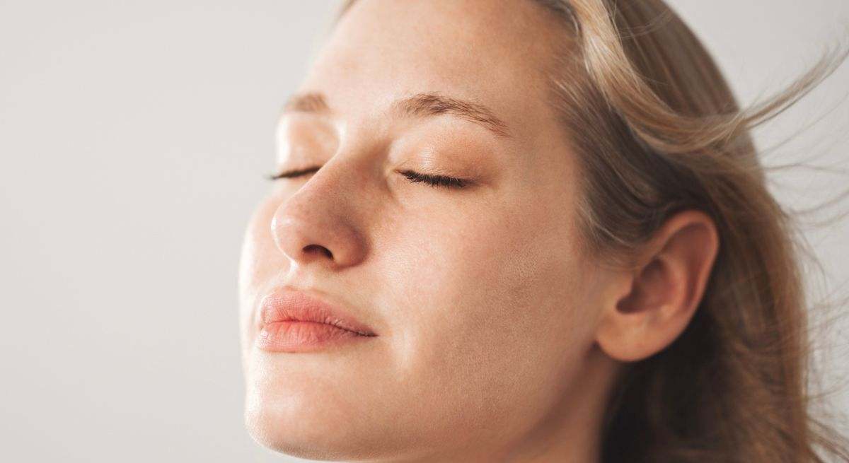 Por qué aparecen manchas en la piel tras las comidas navideñas y cómo librarte de ellas