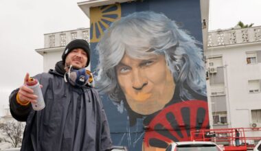 Dos impresionantes murales que 'obligan' a girar la cabeza al pasar por el Hospital de Jerez