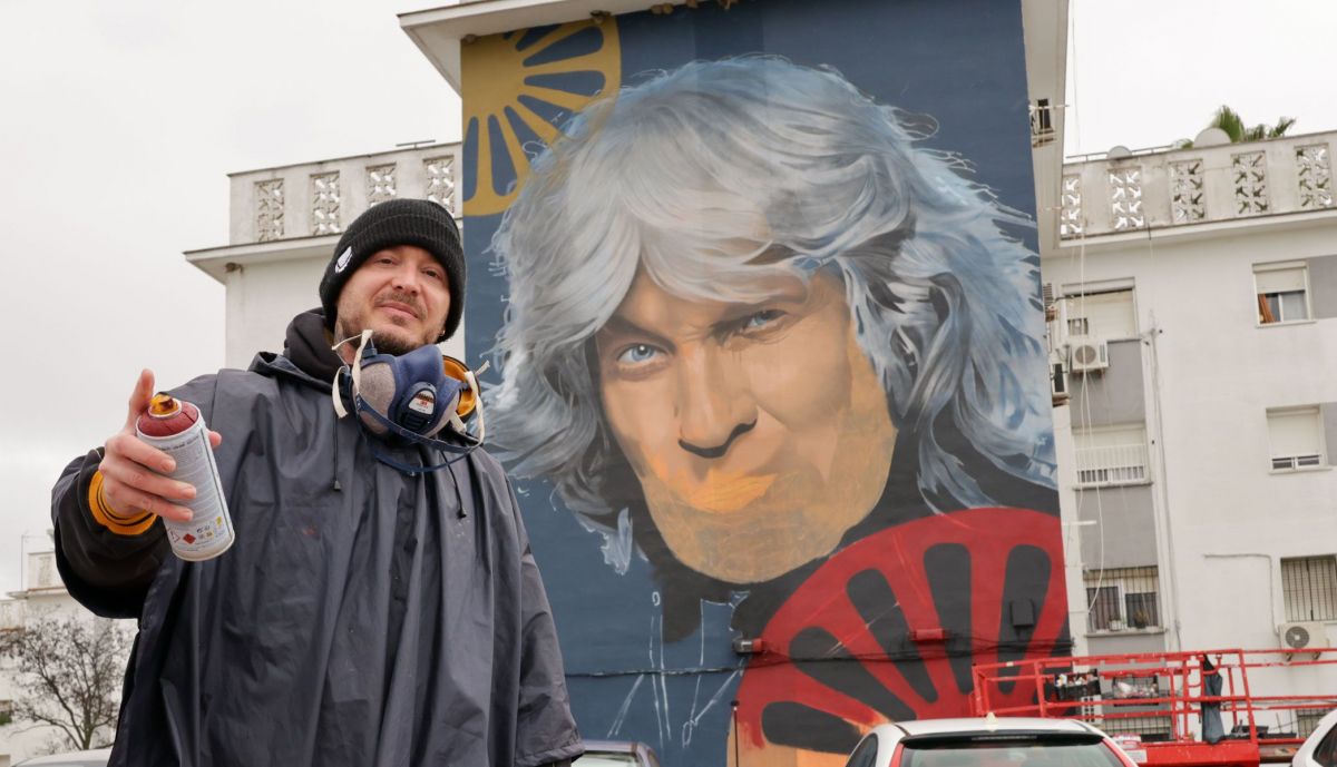Dos impresionantes murales que 'obligan' a girar la cabeza al pasar por el Hospital de Jerez