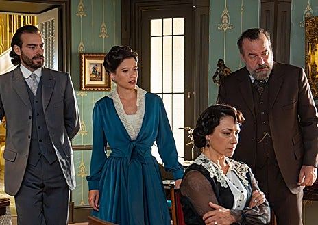 Imagen secundaria 1 - Arriba, el equipo de 'La Promesa'. Izquierda y derecha, dos escenas de 'La Promesa'