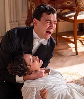 Imagen secundaria 2 - Arriba, el equipo de 'La Promesa'. Izquierda y derecha, dos escenas de 'La Promesa'