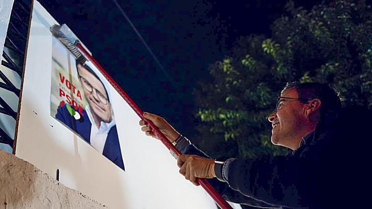 El candidato socialista a la presidencia de la Junta de Extremadura, Miguel Ángel Gallardo, en la tradicional pegada de carteles