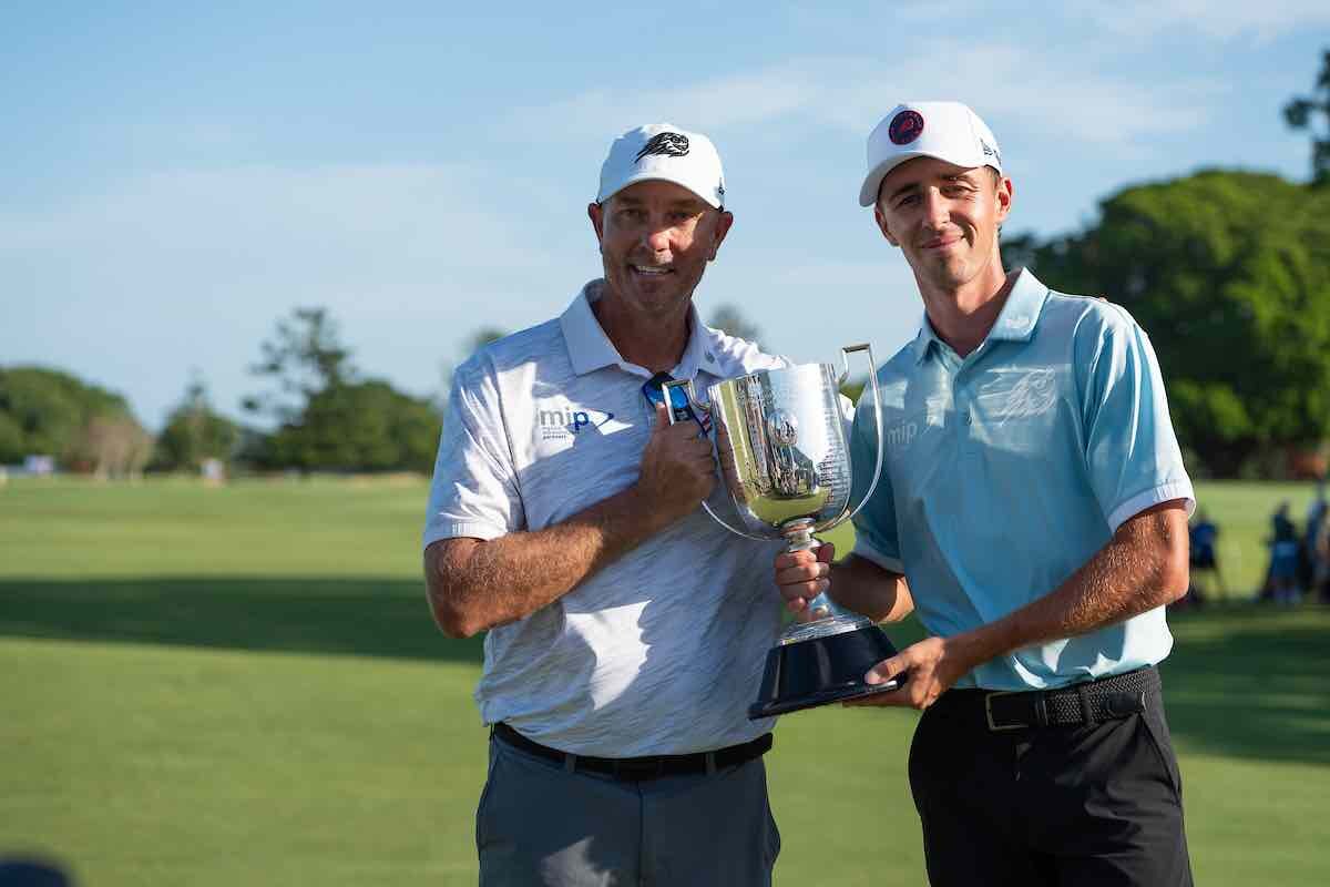 David Puig y su caddie celebran la victoria en el BMW PGA Australian Championship. (© Golffile