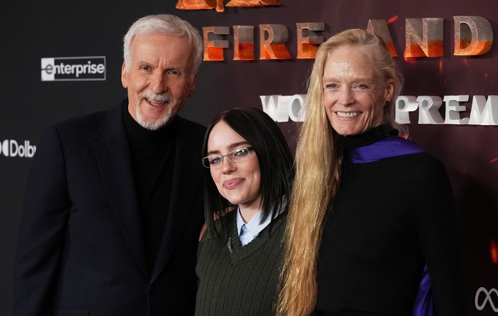 James Cameron y su quinta esposa, Suzie Amis, junto a Billie Eilish en la premiere de "Avatar: Fuego y cenizas". Foto AP