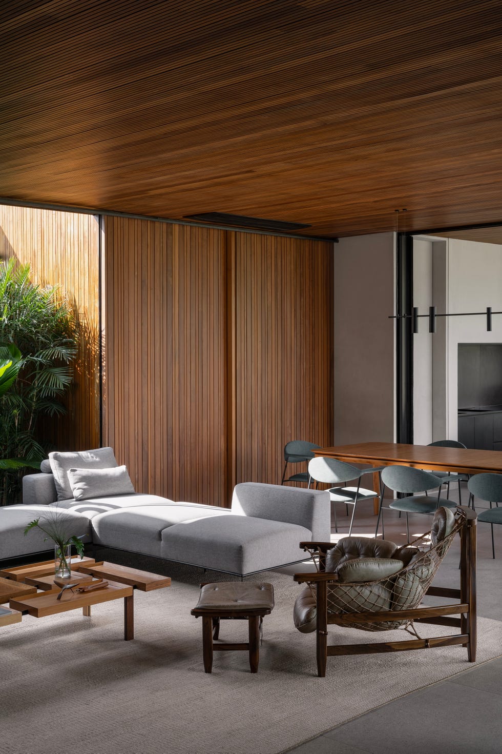 salon decorado en tonos grises