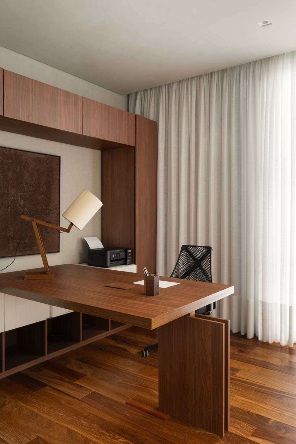 oficina en casa decorada con madera