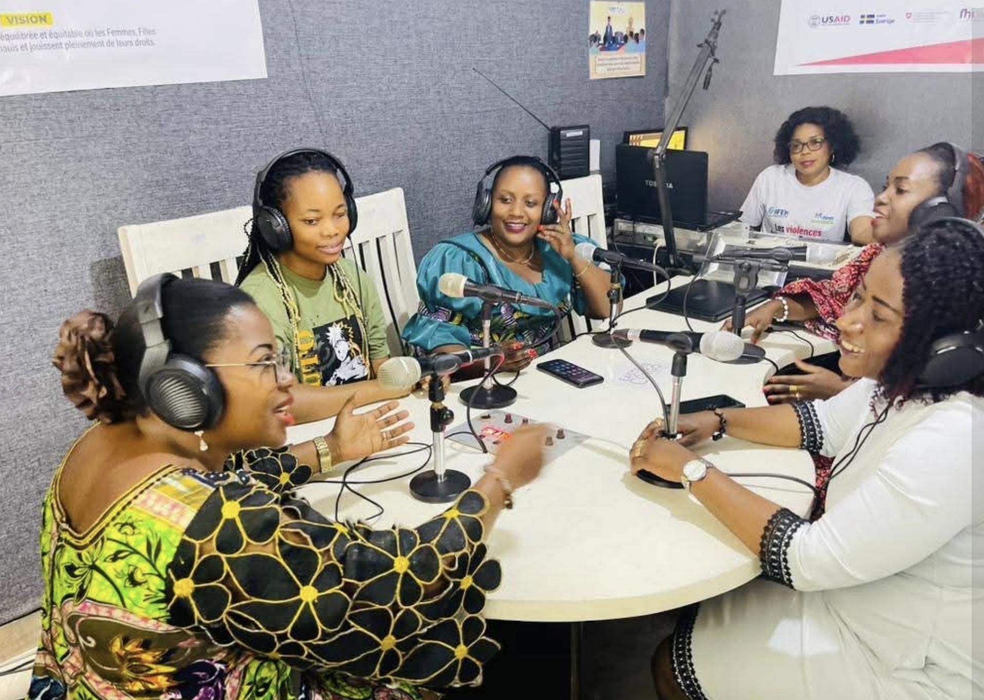 Los periodistas radiofónicos se sientan en una mesa