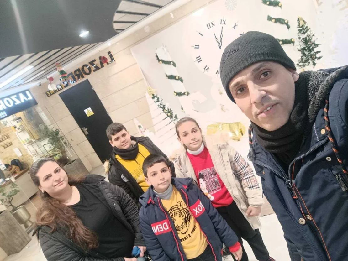 Ramez Al-Souri (derecha) y su esposa, Helen (izquierda), junto a sus tres hijos, Julie (centro derecha), Majd (centro) y Suhail (centro izquierda), en Belén, en 2022. Posteriormente, un ataque israelí mató a los hermanos.