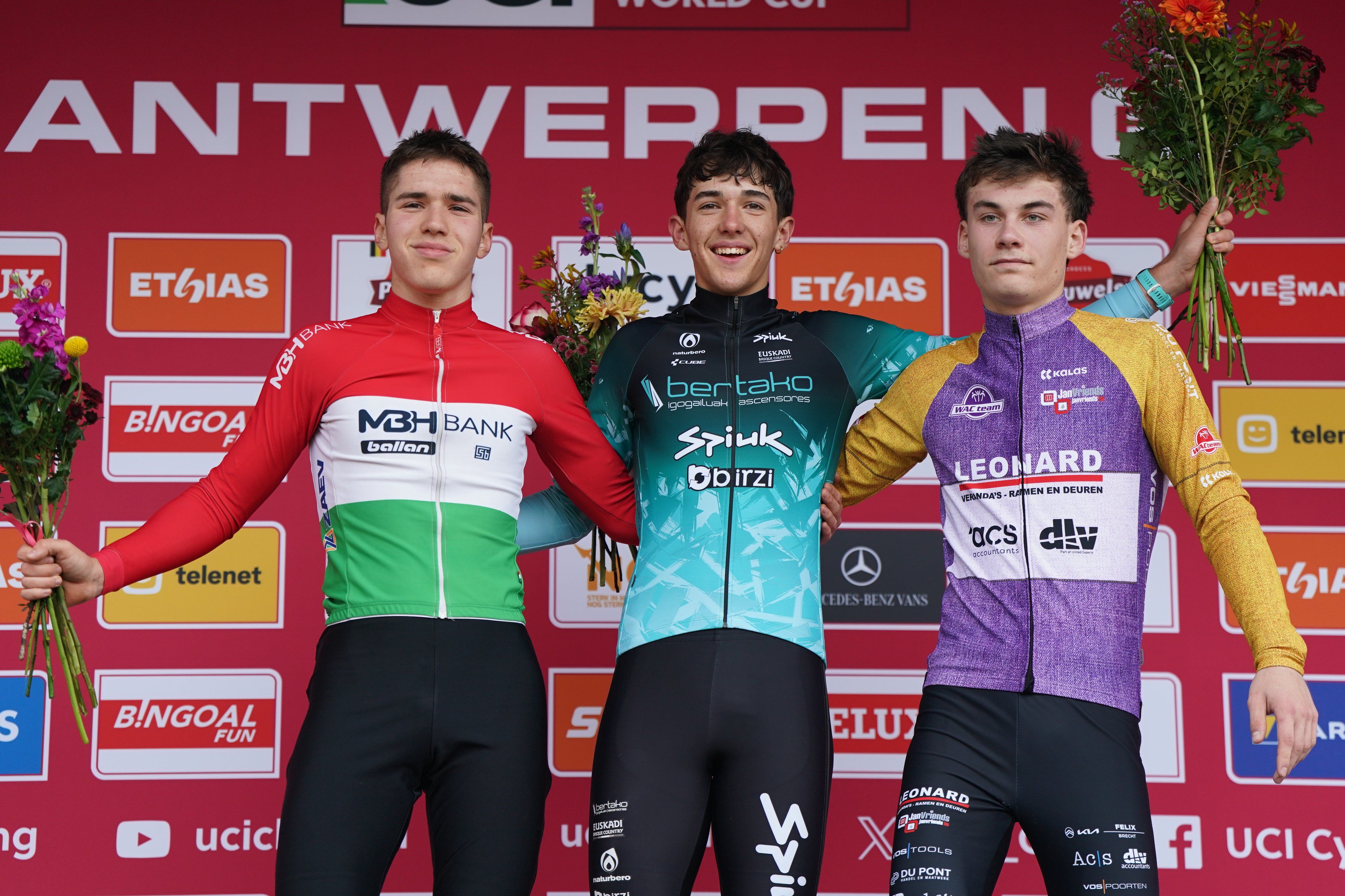 Raúl López brilla en Amberes y conquista la Copa del Mundo de Ciclocross