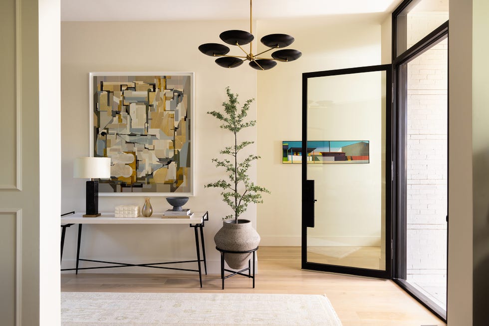 una casa clasica moderna decorada por mel bean