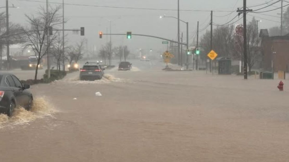Las fuertes lluvias provocaron inundaciones en las carreteras de Redding, California, el domingo.