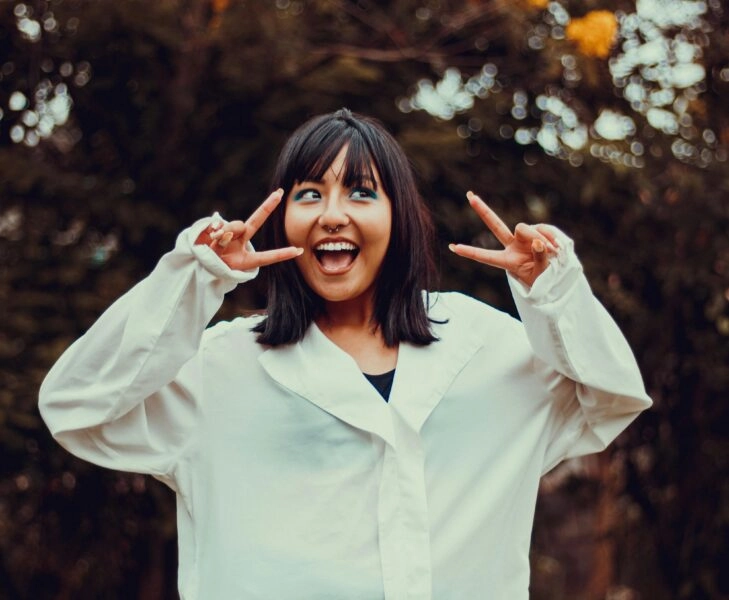Chica contenta haciendo signo victoria