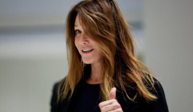 Carla Bruni anuncia que ha concluido su tratamiento contra el cáncer de mama - La Voz de Galicia