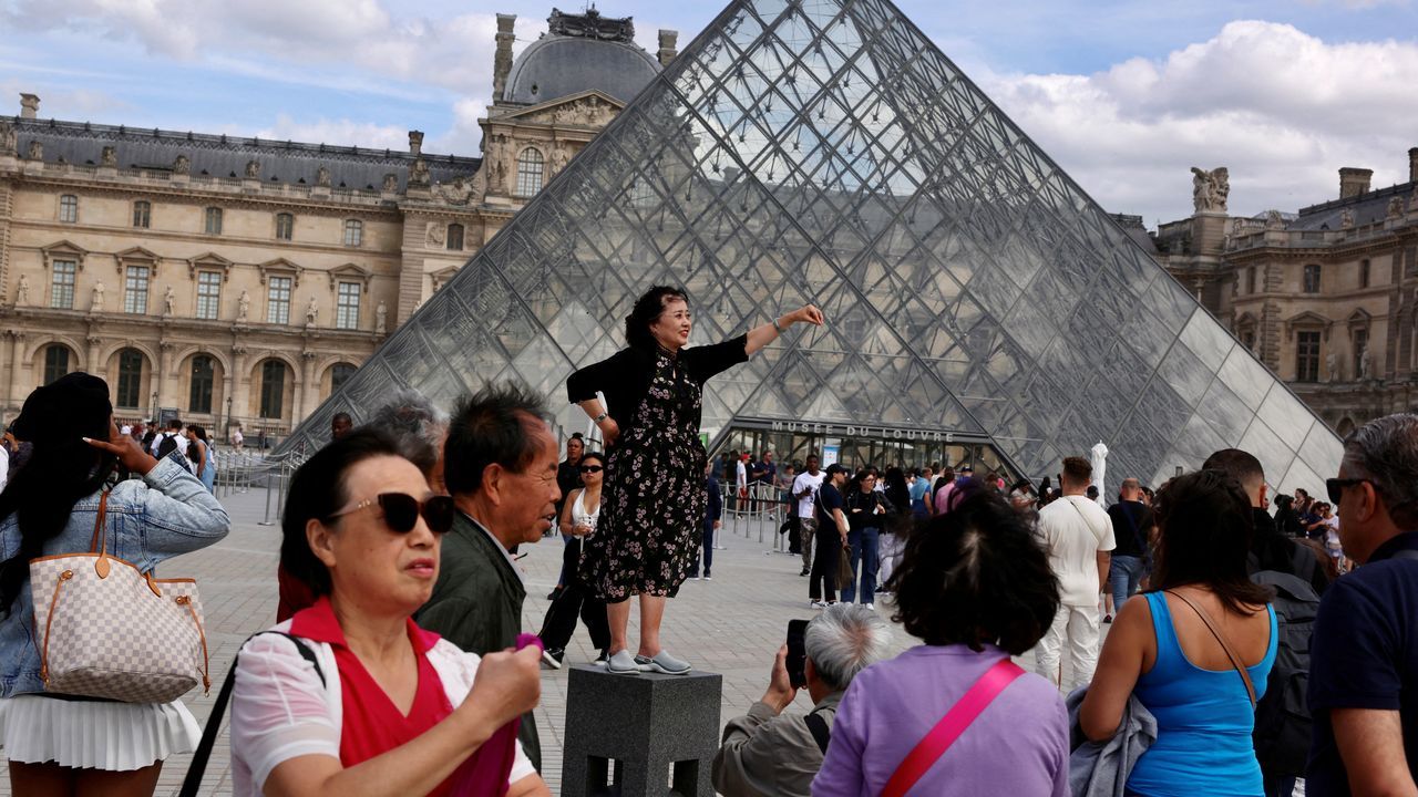 Los trabajadores del Louvre irán a la huelga por el deterioro del museo
