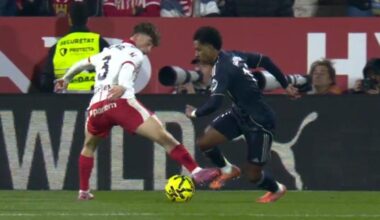 Roca le toca en la espinilla, pero es insuficiente para derribarlo