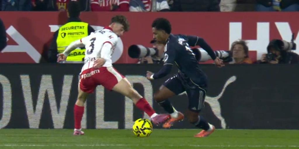 Roca le toca en la espinilla, pero es insuficiente para derribarlo