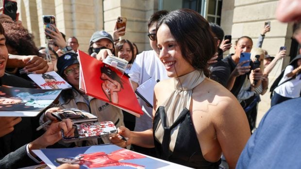 Rosalía con un grupo de fans. (Foto: Gtres)