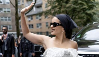 Una visita inesperada hace que Rosalía salga corriendo en mitad de una entrevista y se desatan los comentarios