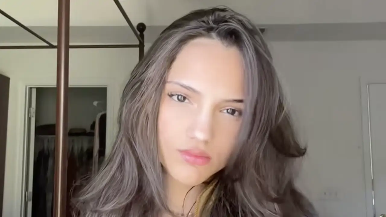 La vida discreta de Ruth, la hija de 19 años de Papuchi y Ronna Keitt y hermana pequeña de Julio Iglesias: "Mi padre se aseguró de que su familia estuviera cuidada"