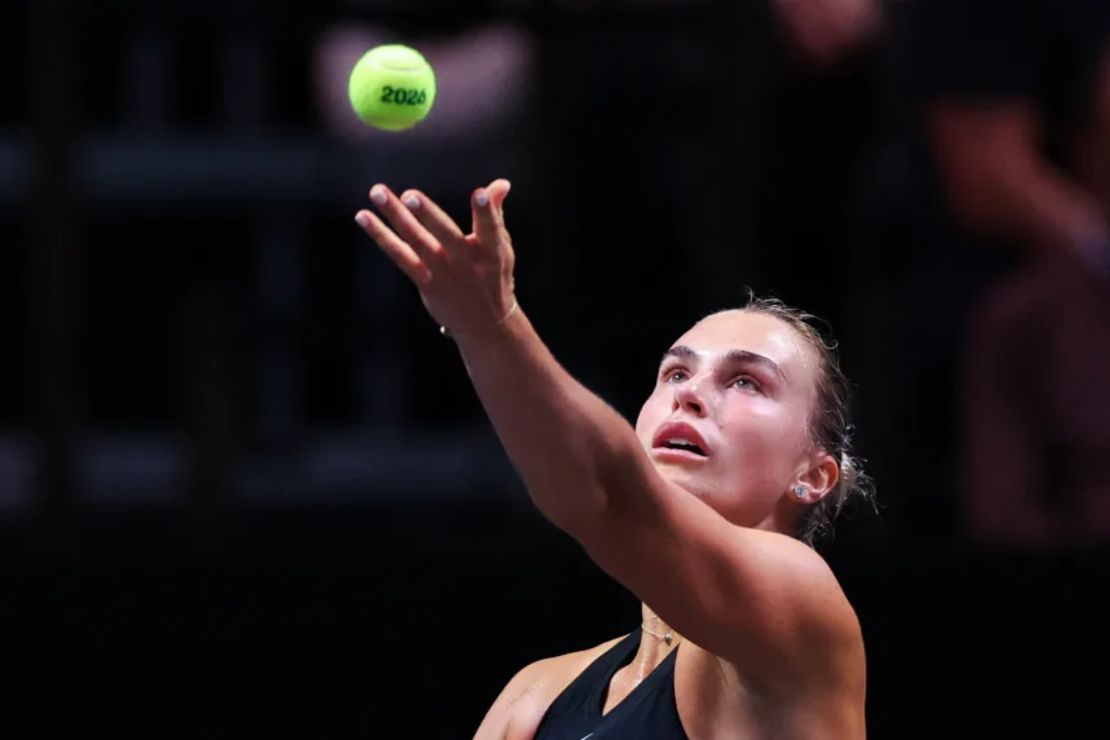 Aryna Sabalenka sirve contra Nick Kyrgios.